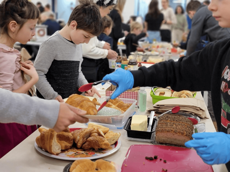 Déjeuner communautaire à l’école du Solstice : un moment inoubliable de partage et de convivialité